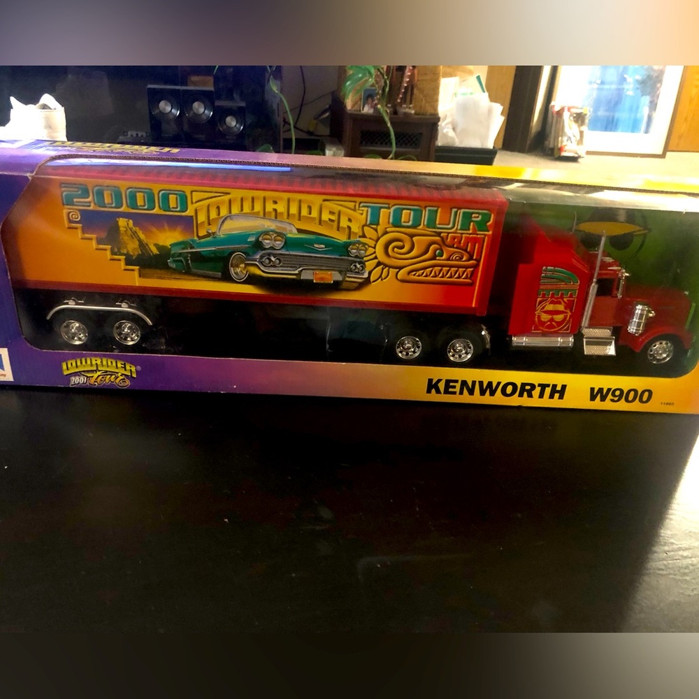 KENWORTH W900 LOWRIDER 2001 TOUR - DIECAST SEMI